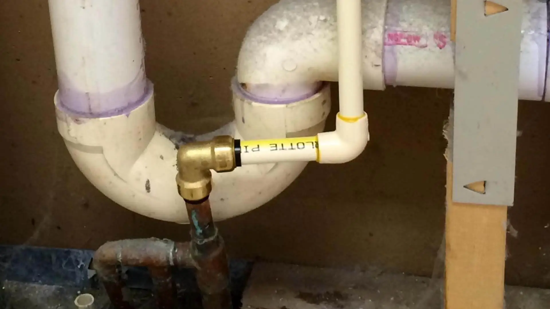 24 hour emergency plumbing services, leaking pipe repair in Lakeland, Davenport, Plant City, Winter Haven and Zephyrhills FL.